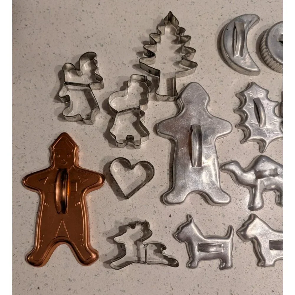 Vintage 1950s Assorted Metal Cookie Cutters Set Of 19 - Picture 12 of 16